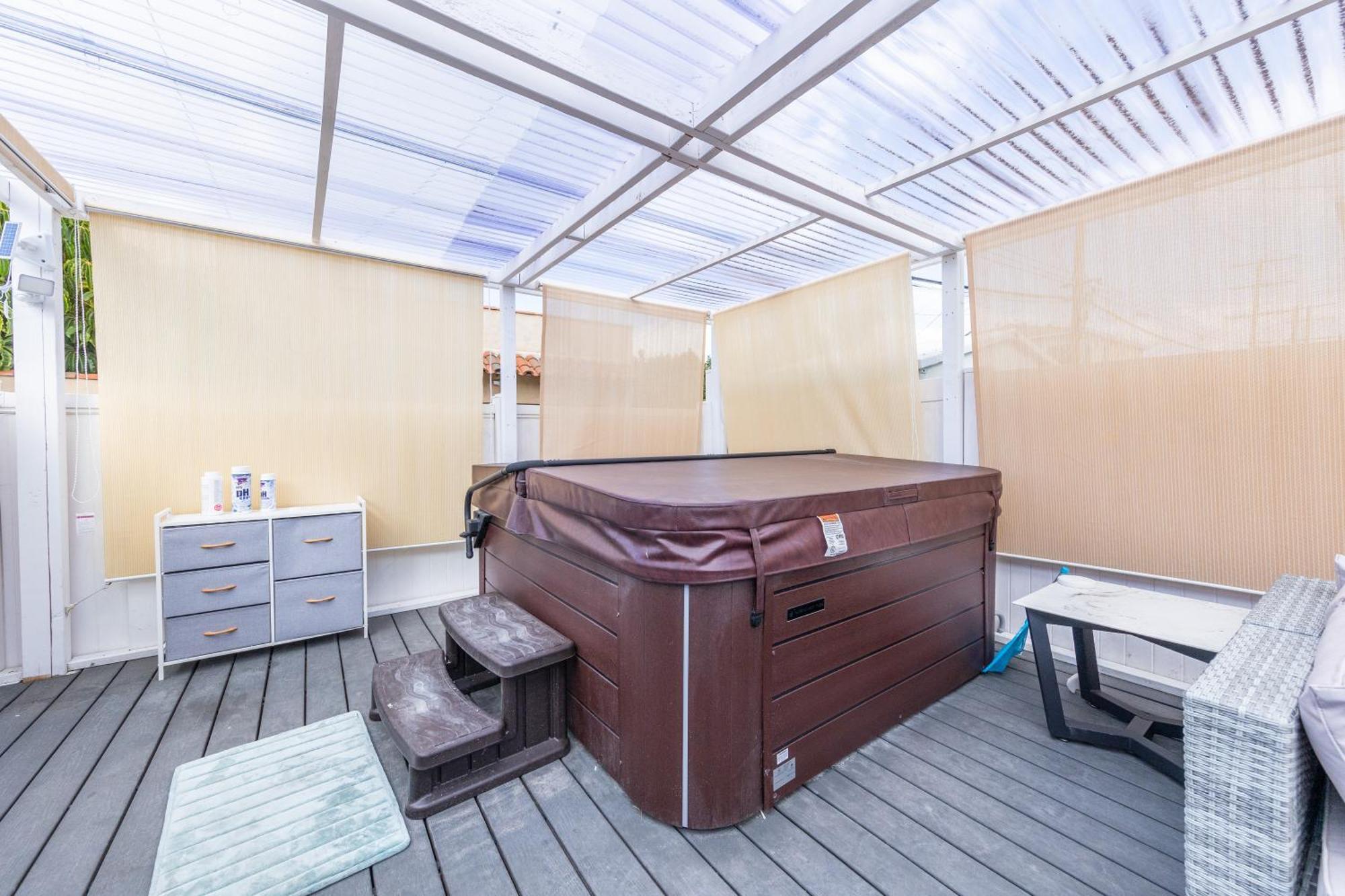 Luxury Villa With Hot Tub! Walk To Beach & Bars Long Beach Esterno foto